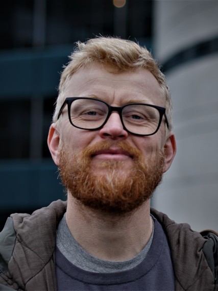 Klaus Nielsen, músico, productor y artista sonoro. Desde 2020 trabaja en el campo de la música electrónica con el nombre de Maple Pools.